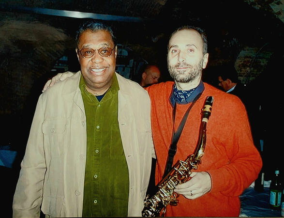 Con Charles Davis